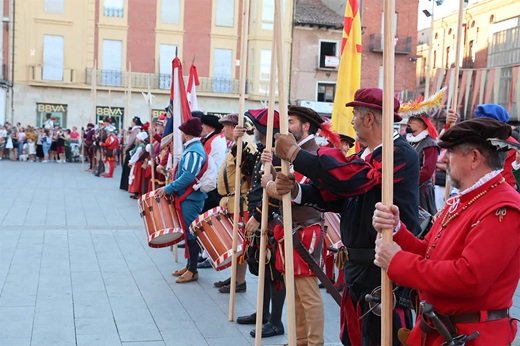 Se presentaba como una novedad este año, y no ha dejado indiferente a nadie. En la tarde de este viernes, Medina del Campo volvía a ser testigo de una nueva recreación histórica enmarcada en la Feria de Imperiales y Comuneros que ha colmado de ... historia y tradición el centro neurálgico de la localidad.